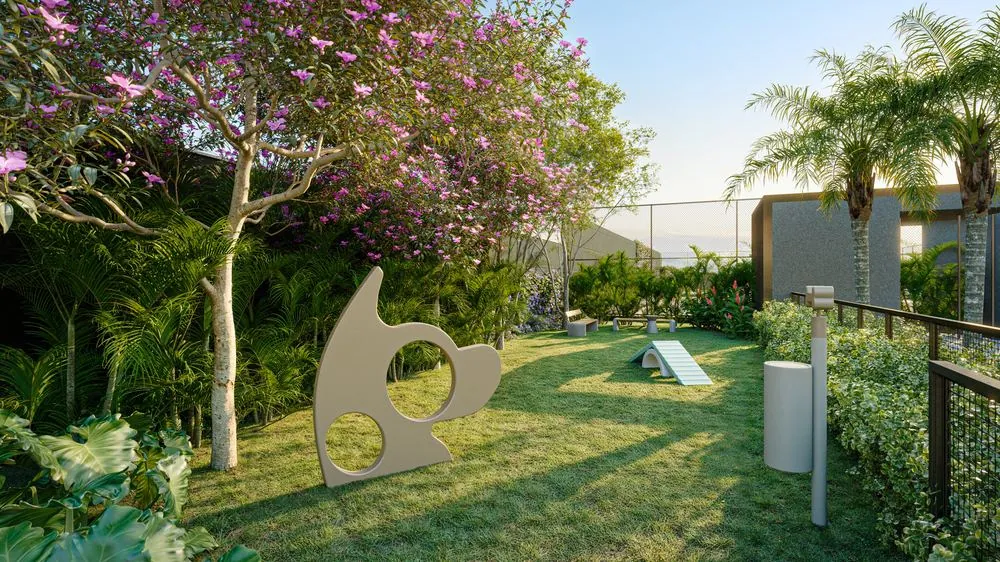 Pet Place do Harmonia Natureza: gramado cercado de vegetação, com obstáculos de agilidade para cães