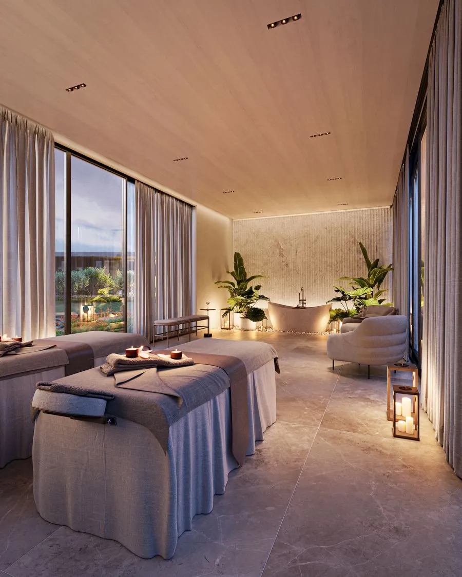 Sala de massagem do spa do Harmonia Natureza com duas macas, velas, banheira e cortinas ao entardecer